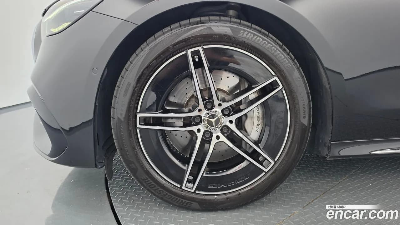 Mercedes-Benz E300 4MATIC